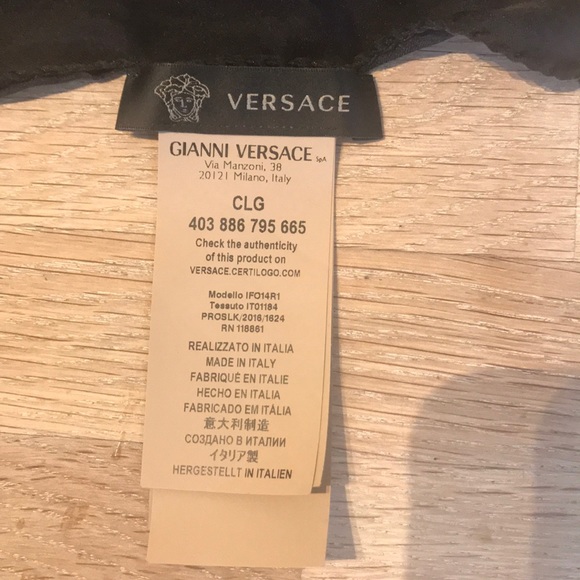 Gorgeous Large Floral Versace silk scarf - Picture 3 of 3